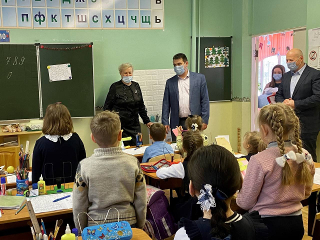 Николай Пархоменко проверил соблюдение противоэпидемических мер в Сытьковской школе