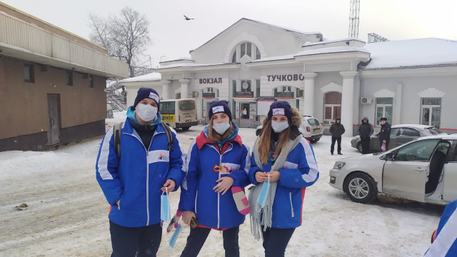 Участники «Снежного десанта» раздавали медицинские маски