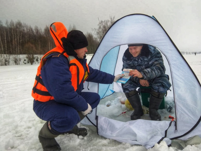 Спасатели мониторят толщину льда на водоемах Рузского округа