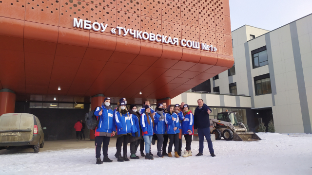 Волонтеры «Снежного десанта-РСО» помогли убраться в школах после ремонта