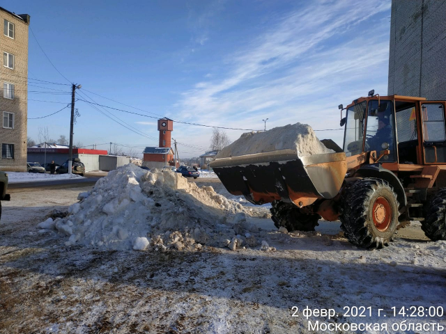 В Рузском округе убирают снег и посыпают территории