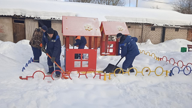 В Рузском округе чистят от снега детские площадки