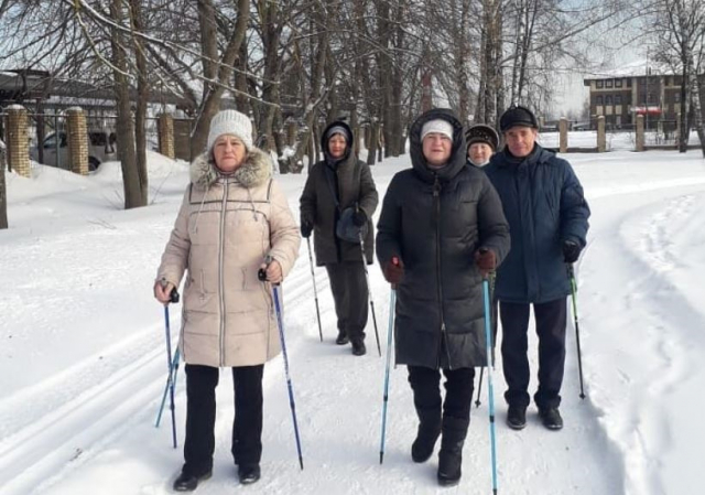 Рузские пенсионеры занимаются северной ходьбой
