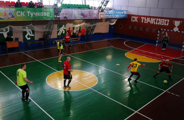 В Рузском округе ветераны продолжают играть в мини-футбол