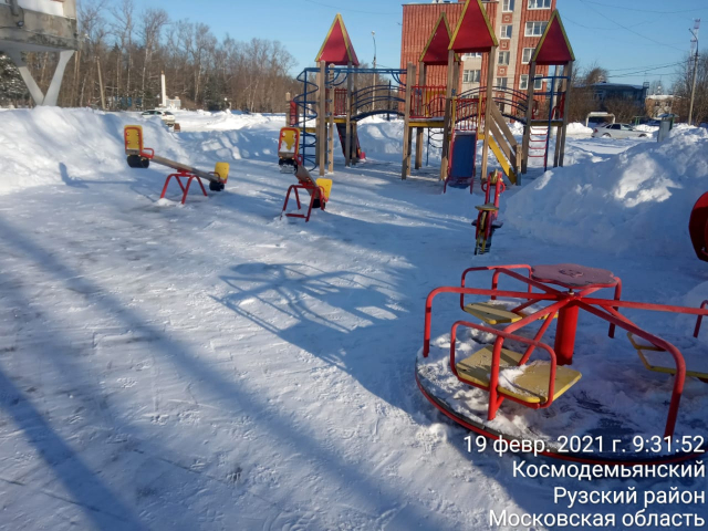 В Рузском округе продолжают убирать снег на игровых комплексах