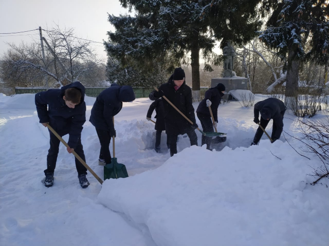 Волонтеры Кожинской школы очистили от снега территорию около памятника