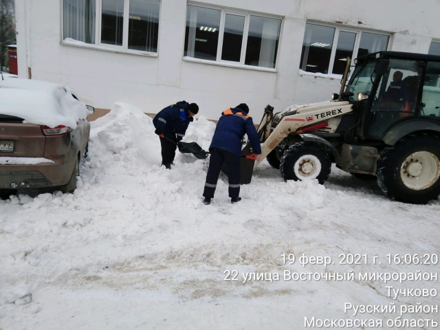 В Рузском округе продолжают убирать снег и посыпать дороги