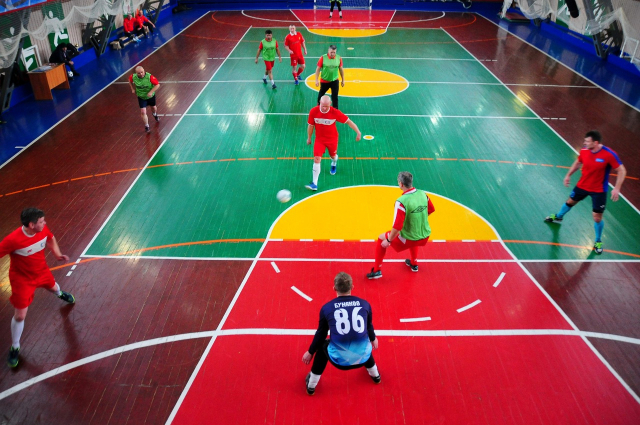 Ветераны Рузского округа с удовольствием играют в мини-футбол