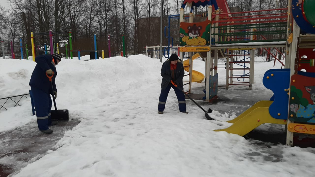 В Рузском округе очищают от снега детские площадки