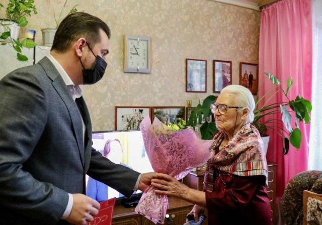 Николай Пархоменко поздравил ветерана