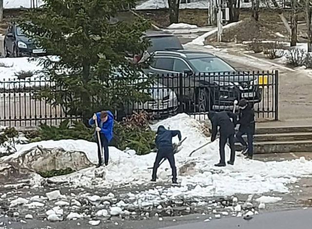 Нестеровские лицеисты очищали газоны от снега