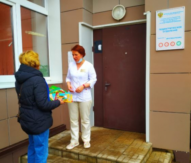Рузские единороссы передали книги в «Добрую комнату» детского отделения больницы