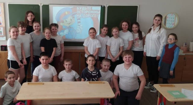 Волонтеры Кожинской школы напомнили младшеклассникам ПДД