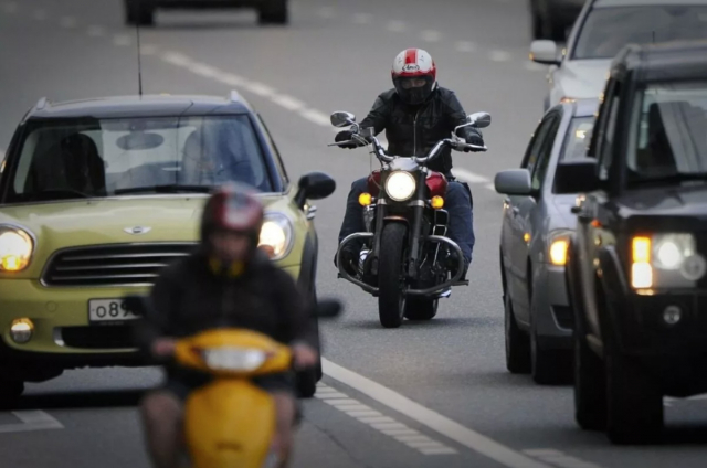 Госавтоинспекторы напоминают мотоциклистам и скутеристам о соблюдении ПДД