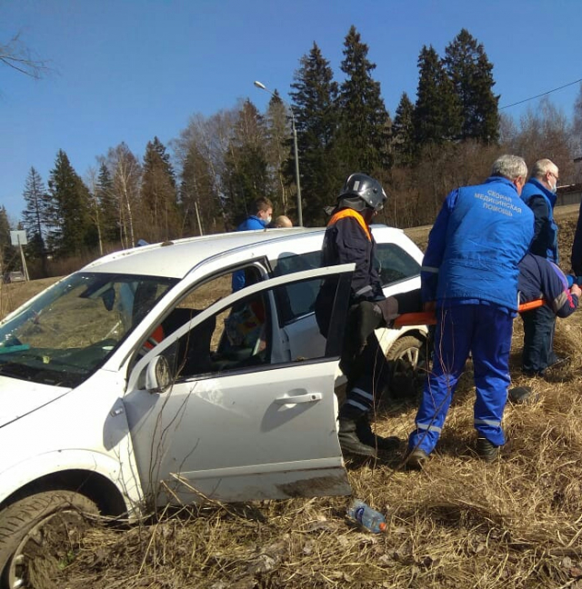 Рузские спасатели помогли выбраться из поврежденной машины водителю и пассажиру