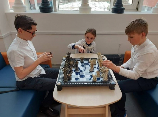 Тучковские школьники играют в шахматы