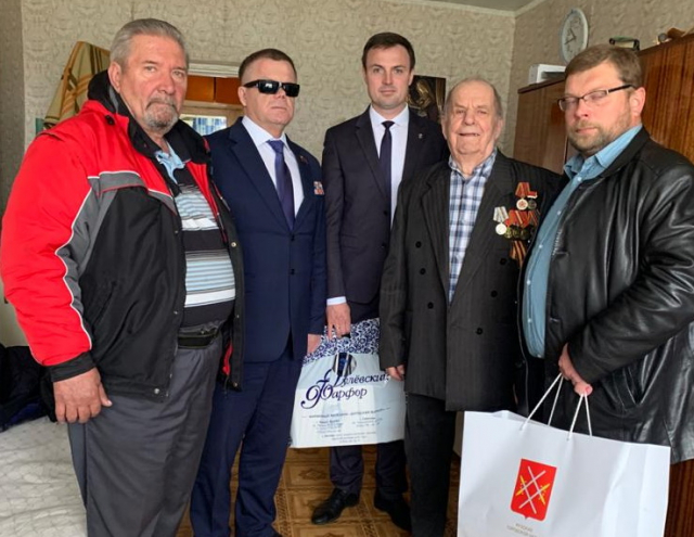 Депутаты поздравили ветерана из деревни Поречье