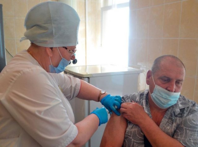 Николай Пархоменко призвал жителей округа вакцинироваться