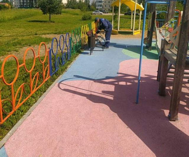 В Рузском округе приводят в нормативное содержание детские площадки