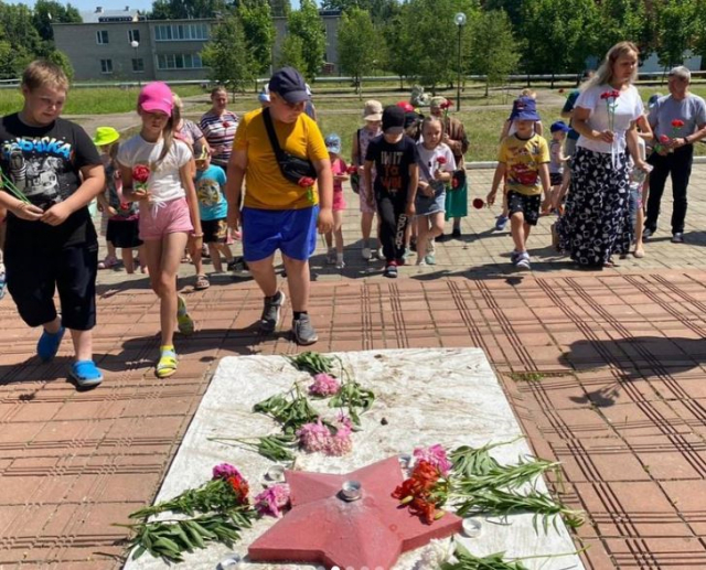 Космодемьянцы возложили цветы к мемориалу Славы