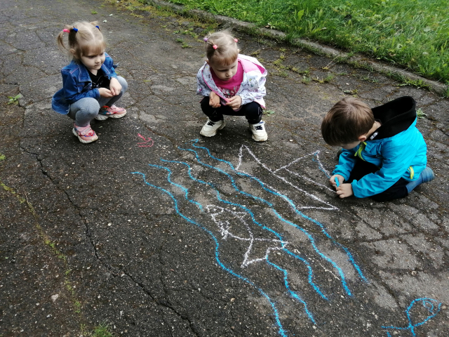 Беляногорские дошколята рисовали на асфальте