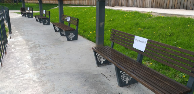 В Рузском округе идет ремонт скамеек во дворах и парках