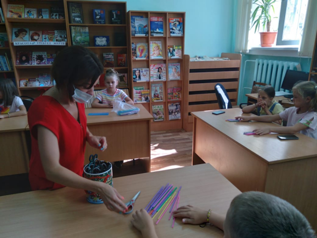 В Рузской городской библиотеке прошел мастер-класс «Браслетики»
