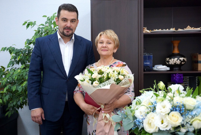 Николай Пархоменко поздравил с юбилеем Татьяну Ермолаеву