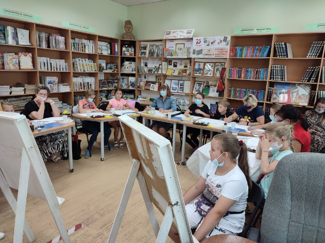 В Тучковской библиотеке дети рисуют сов