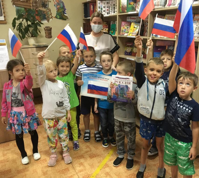 Детям рассказали об истории Государственного флага в Никольской библиотеке