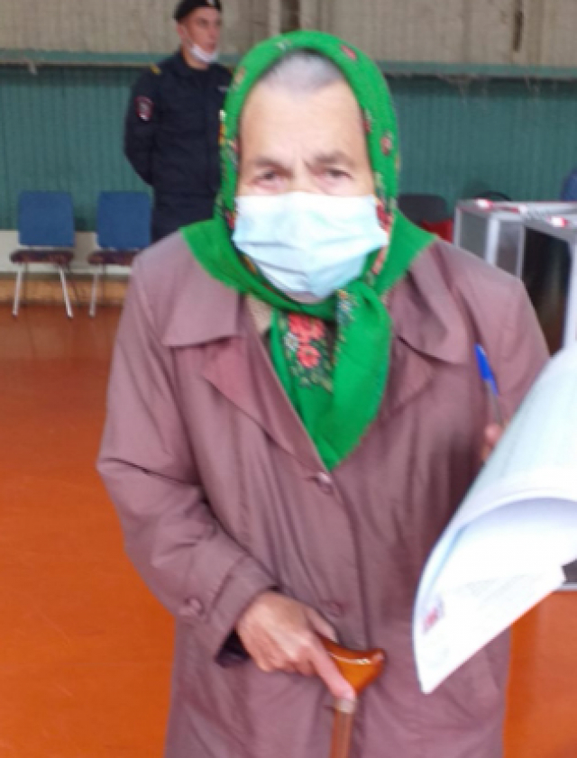 Пожилая жительница Рузы одной из первых проголосовала на своем участке
