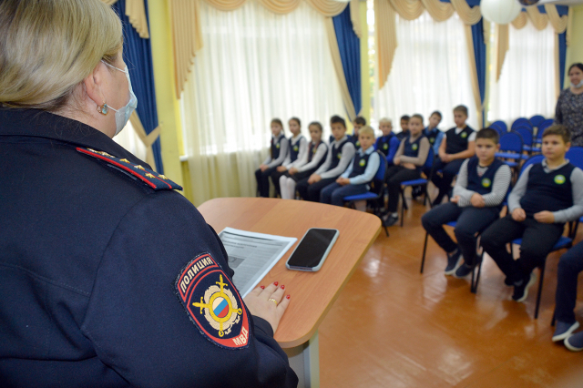 Со школьниками из Нововолково полицейские провели профилактическое занятие