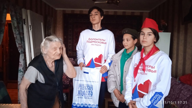 Пожилых ружан волонтеры поздравили с праздником