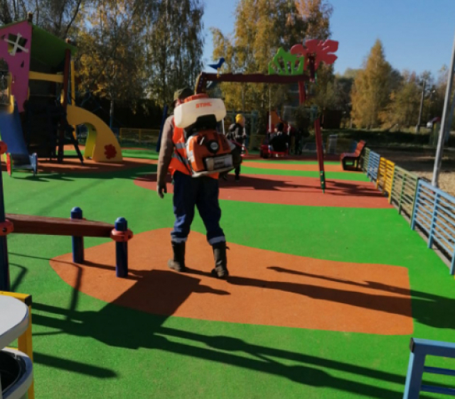 В Рузском городском округе следят за чистотой на детских площадках