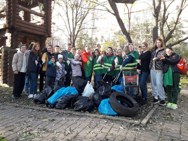 Рузские волонтеры провели субботник на территории парка «Лукоморье»