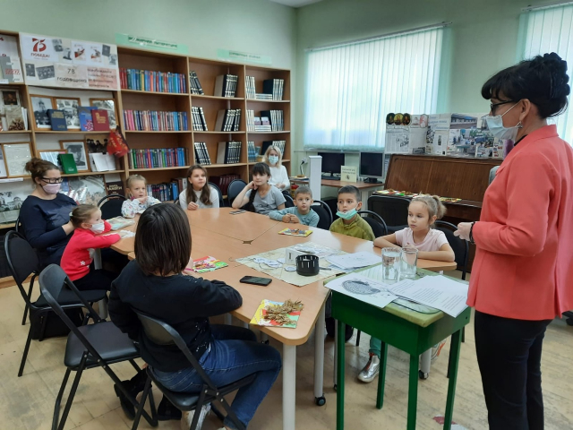 В Тучковской библиотеке прошло занятие кружка «Юные академики»
