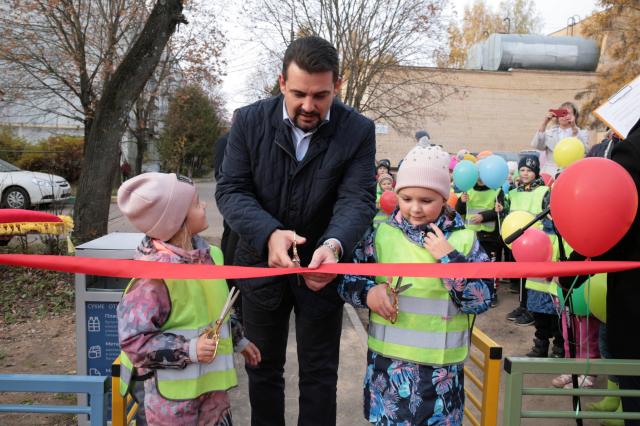 Николай Пархоменко открыл детскую площадку в Рузе