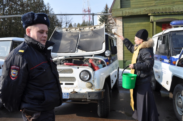 Член Общественного совета ОМВД России по Рузскому району провел обряд освящения патрульных полицейских машин