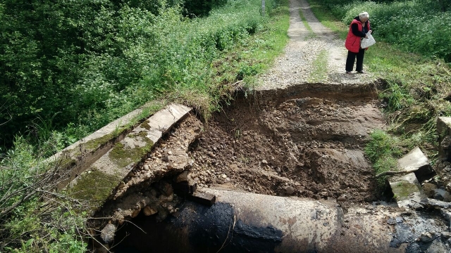 Дождем размыло единственный мост в деревню Деменково
