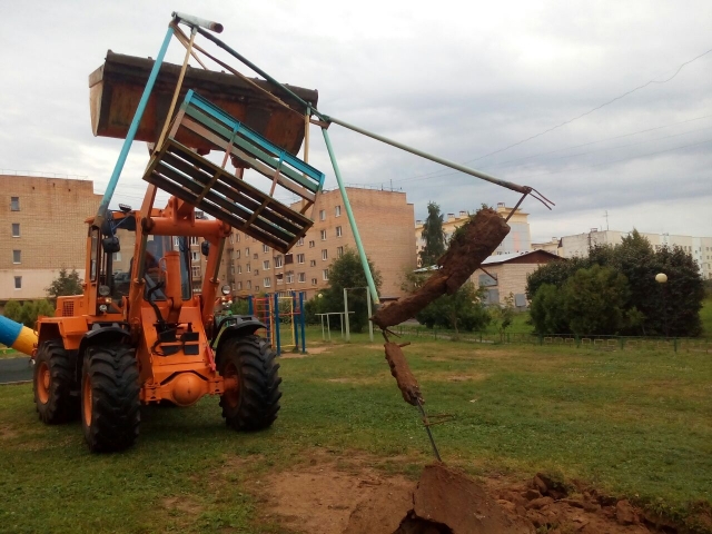 В Рузском округе демонтируют качели с жестким подвесом