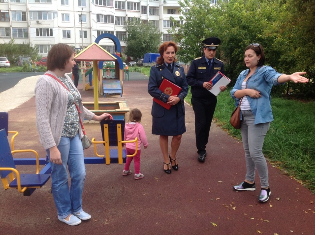 Татьяна Витушева по просьбе жителей проинспектировала детские площадки в Домодедове