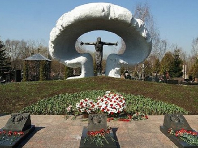 Делегация из Рузского района принимает участие в траурном митинге на Митинском кладбище, где расположен Мемориал памяти граждан, погибших в результате катастрофы на Чернобыльской АЭС