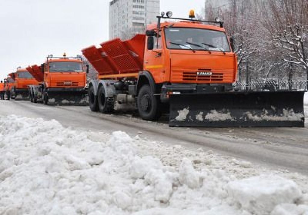 Очистка улиц от снега. КАМАЗ 55111 уборка снега. Уборка снега КДМ КАМАЗ. КАМАЗ 55111 со снегом. КАМАЗ КДМ ДРСУ.
