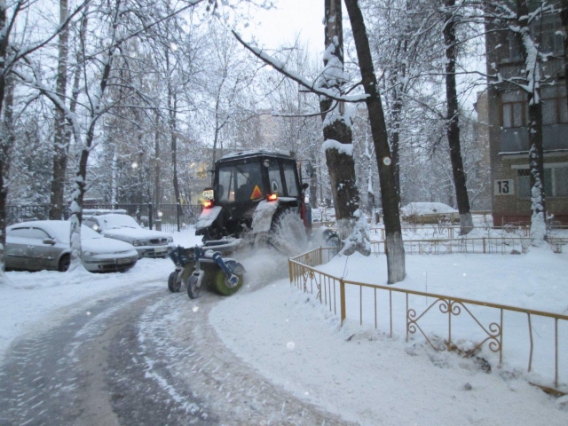 Снегоуборочная техника продолжает работу в городах Московской области