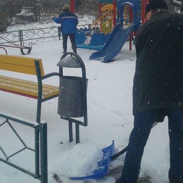 Очистка от снега прошла в поселке Колюбакино