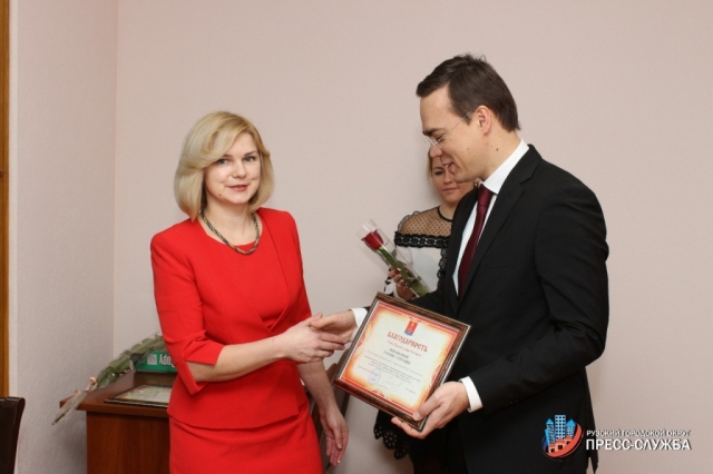 Максим Тарханов поздравил сотрудников органов ЗАГС с профессиональным праздником
