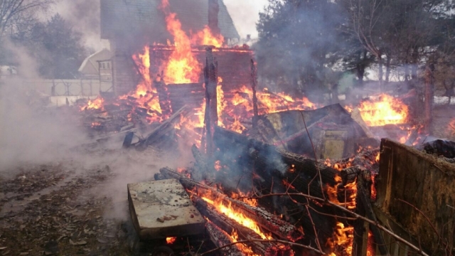 В деревне Лашино сгорели дом и хозяйственные постройки