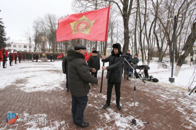 Глава Рузского городского округа Максим Тарханов вручил знамя окружному совету ветеранов
