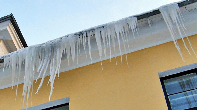 Администрация Рузского округа обращает внимание собственников зданий на необходимость проводить работы по удалению  сосулек, и снега с крыш 