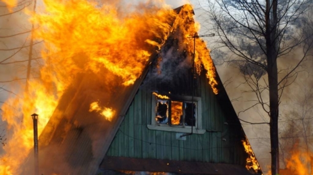 В селе Никольское сгорел деревянный дом